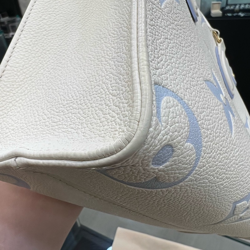 LV OnTheGoPm金釦手提斜背包奶油白拼寶寶藍牛皮-9