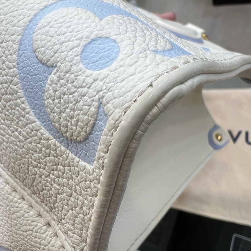 LV OnTheGoPm金釦手提斜背包奶油白拼寶寶藍牛皮-10