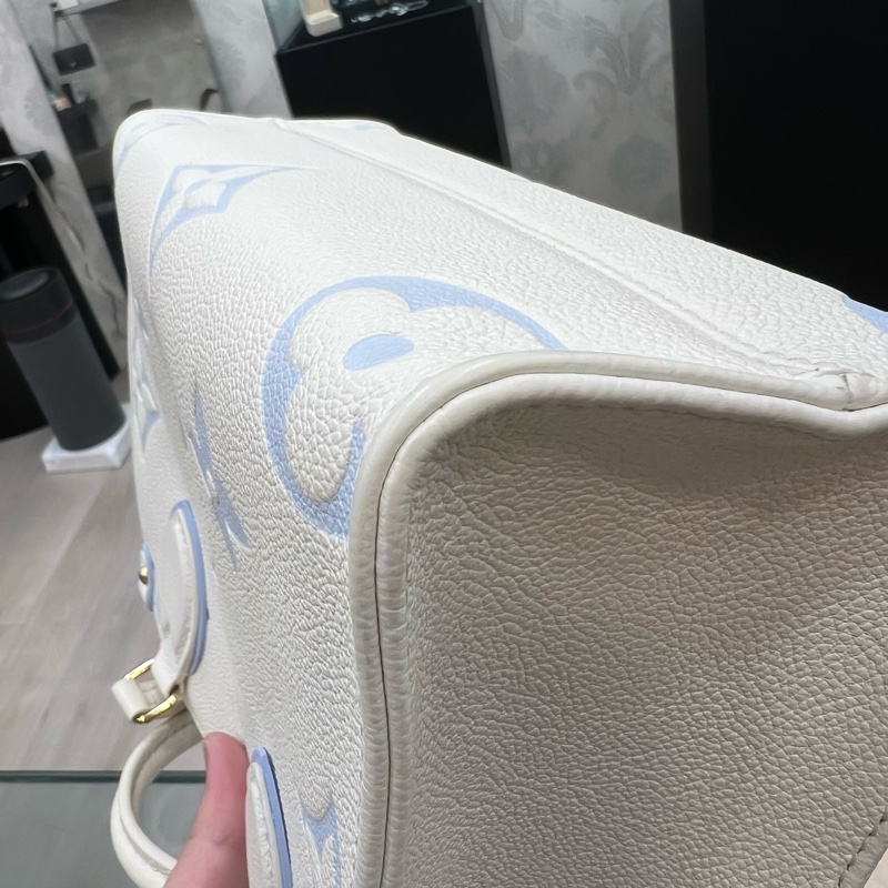 LV OnTheGoPm金釦手提斜背包奶油白拼寶寶藍牛皮-11