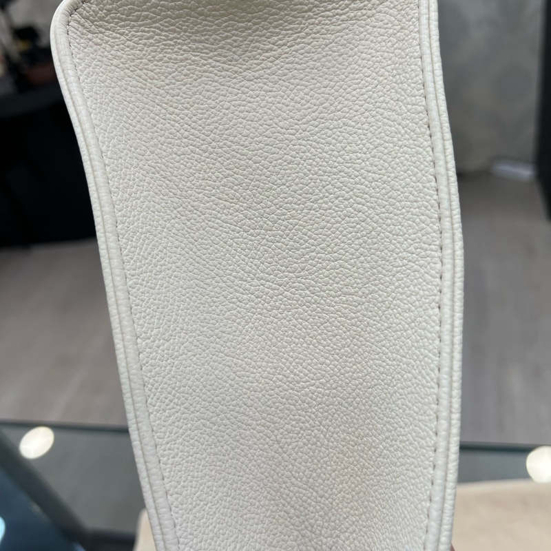 LV OnTheGoPm金釦手提斜背包奶油白拼寶寶藍牛皮-12