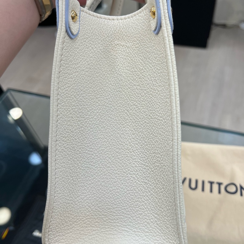 LV OnTheGoPm金釦手提斜背包奶油白拼寶寶藍牛皮-14