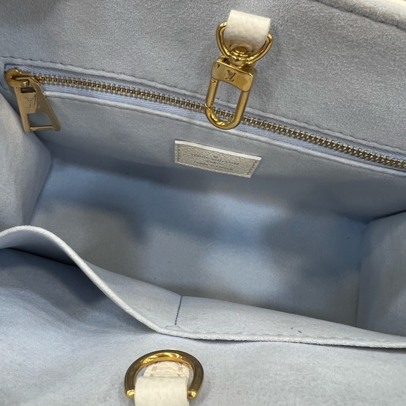 LV OnTheGoPm金釦手提斜背包奶油白拼寶寶藍牛皮-16