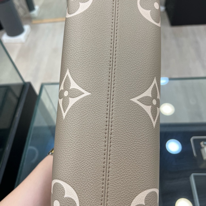 LV OnTheGo手提肩背包 斑鳩灰-3