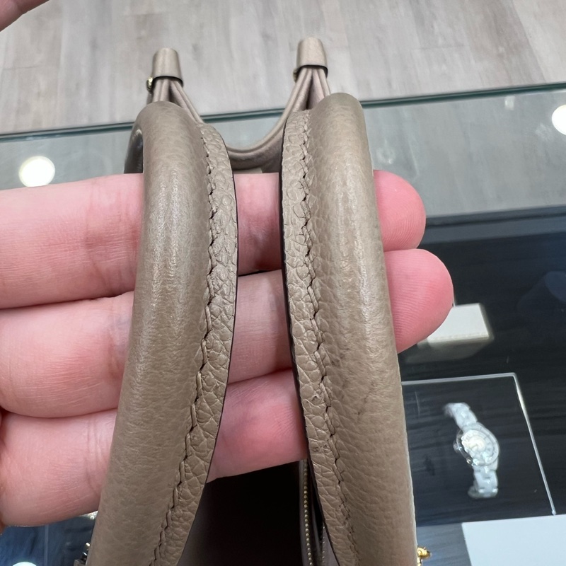 LV OnTheGo手提肩背包 斑鳩灰-6