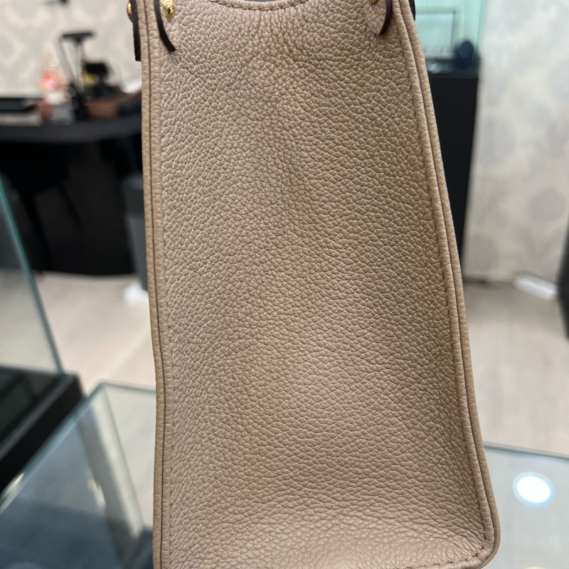 LV OnTheGo手提肩背包 斑鳩灰-9