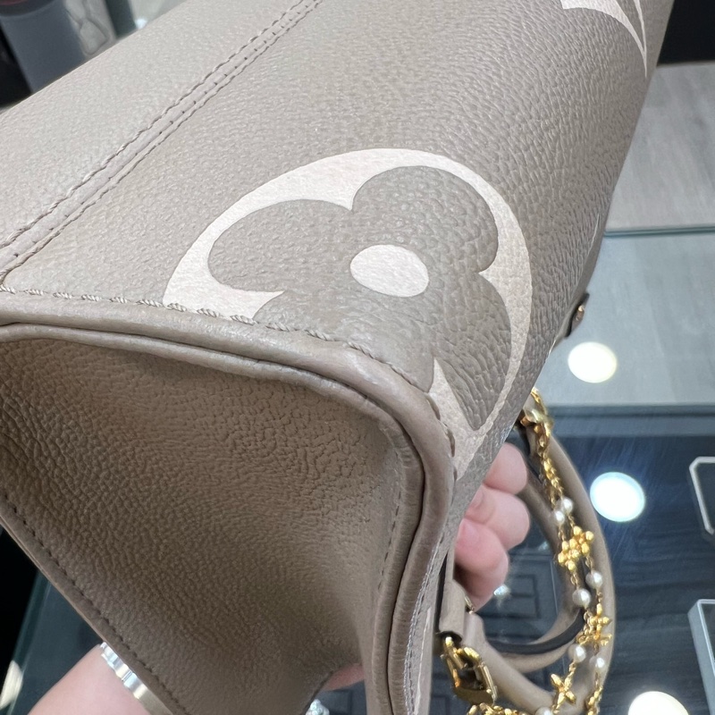 LV OnTheGo手提肩背包 斑鳩灰-14