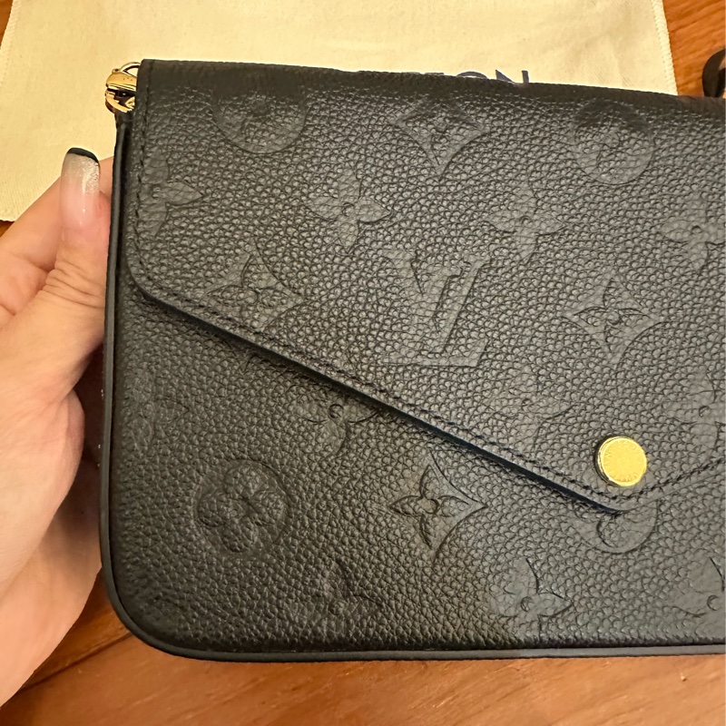 Lv黑壓紋三合一超好用斜背包-5