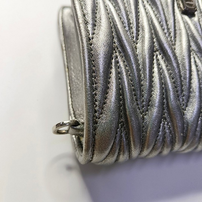 Miu Miu銀色羊皮絎縫單肩包 銀色五金 可拆卸肩帶-10