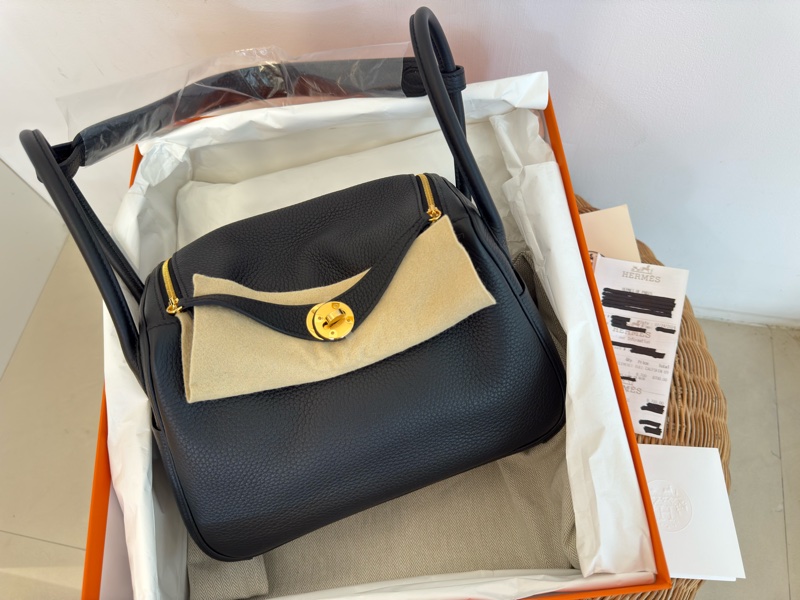 全新HERMES黑色金釦89 NOIR Lindy26肩背包-0