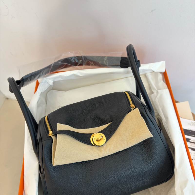 全新HERMES黑色金釦89 NOIR Lindy26肩背包-1