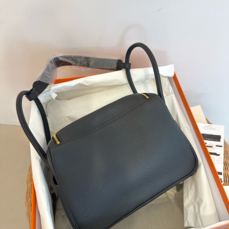 全新HERMES黑色金釦89 NOIR Lindy26肩背包-2