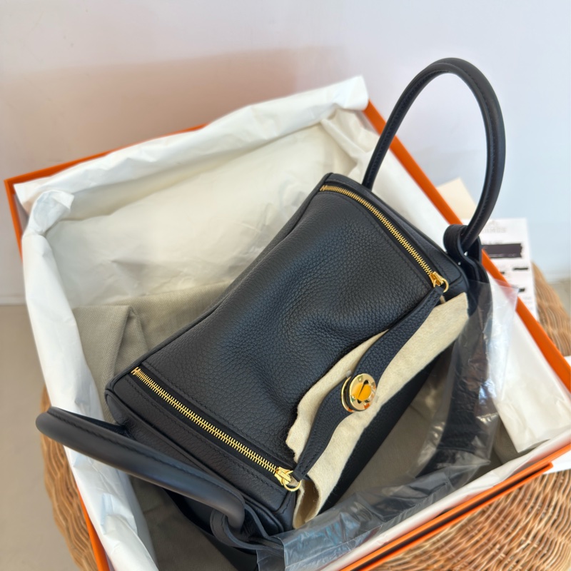 全新HERMES黑色金釦89 NOIR Lindy26肩背包-3