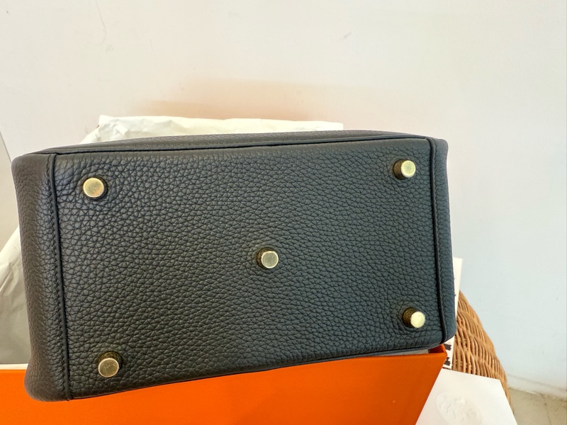 全新HERMES黑色金釦89 NOIR Lindy26肩背包-4