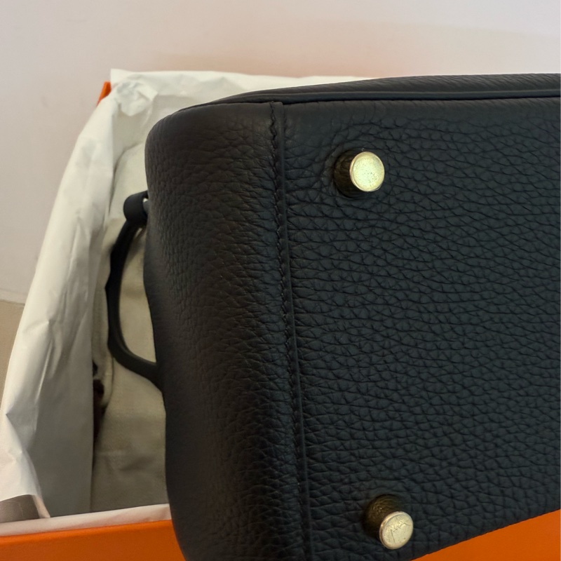 全新HERMES黑色金釦89 NOIR Lindy26肩背包-5