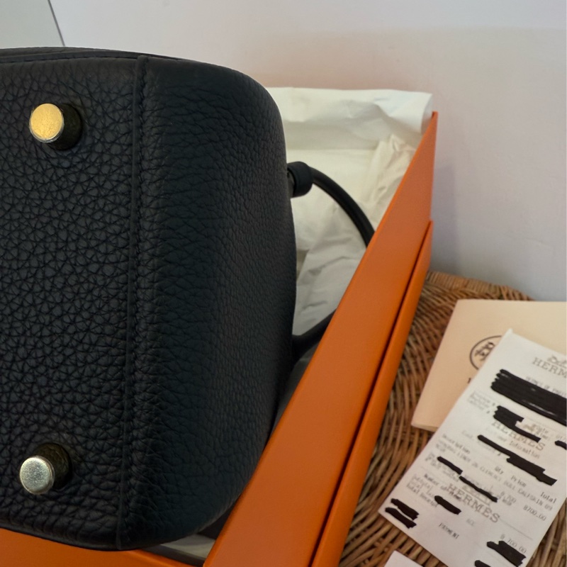 全新HERMES黑色金釦89 NOIR Lindy26肩背包-6