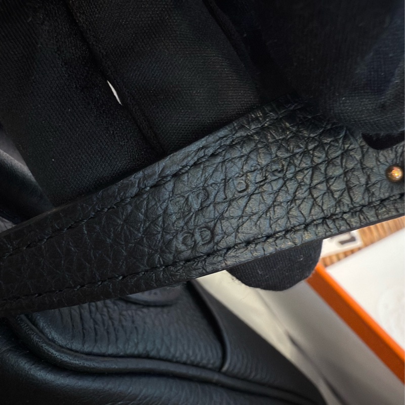 全新HERMES黑色金釦89 NOIR Lindy26肩背包-9