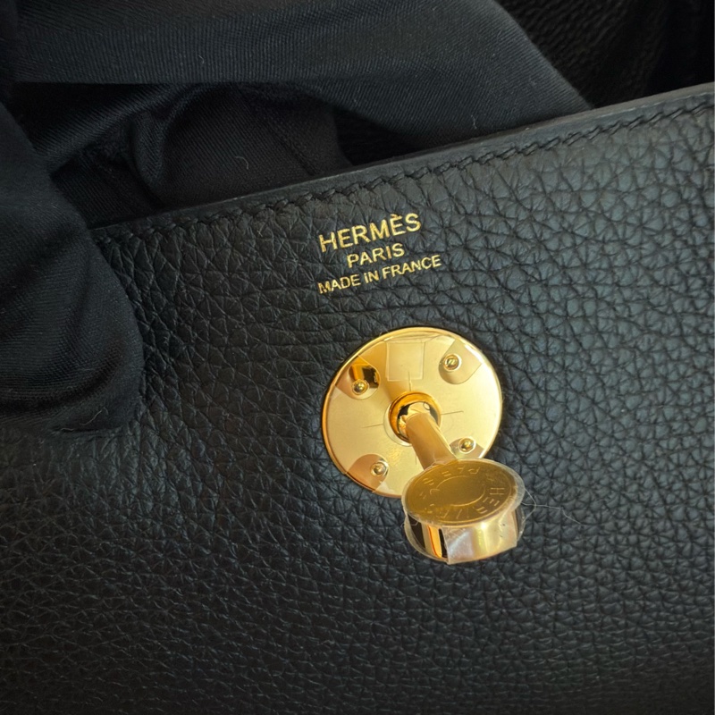 全新HERMES黑色金釦89 NOIR Lindy26肩背包-10