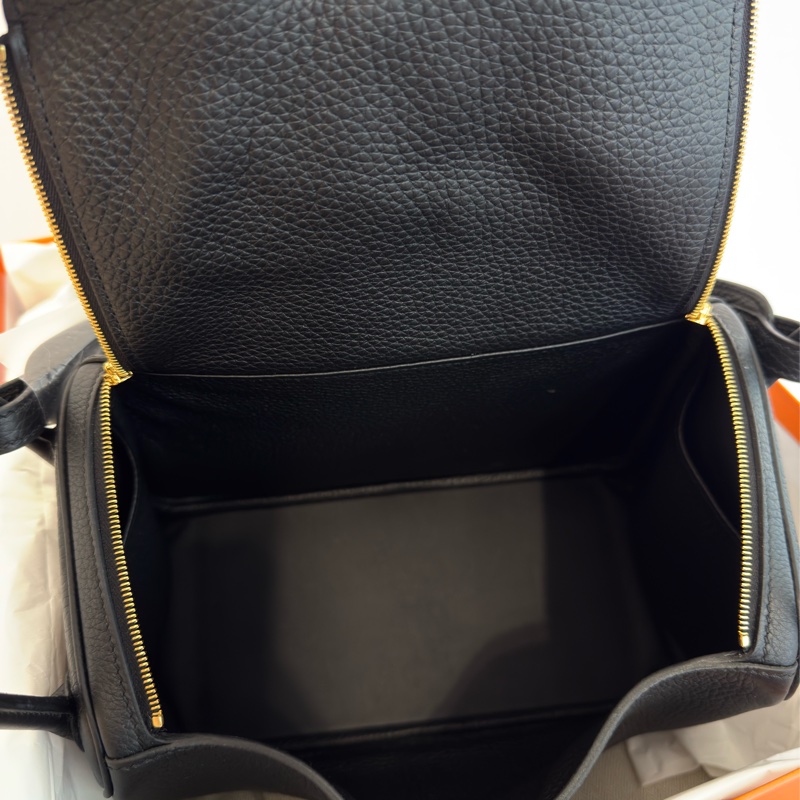 全新HERMES黑色金釦89 NOIR Lindy26肩背包-12