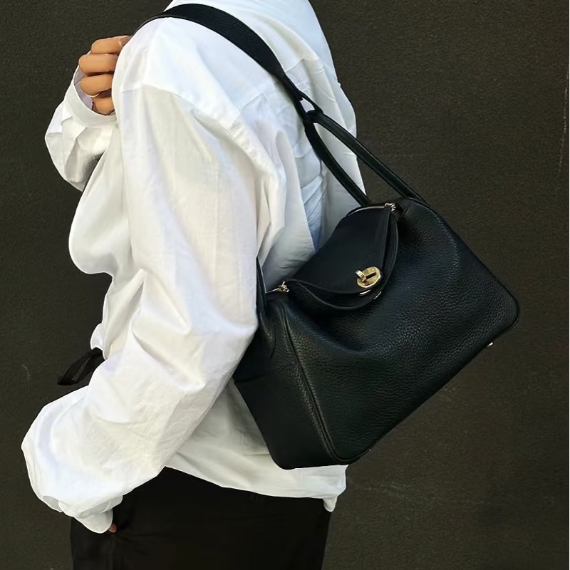 全新HERMES黑色金釦89 NOIR Lindy26肩背包-13