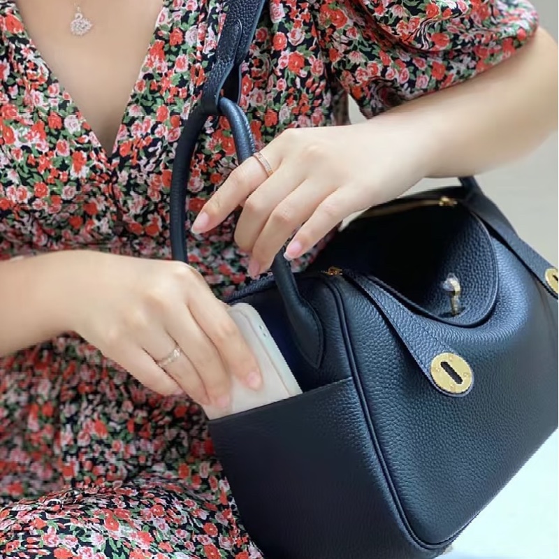 全新HERMES黑色金釦89 NOIR Lindy26肩背包-14