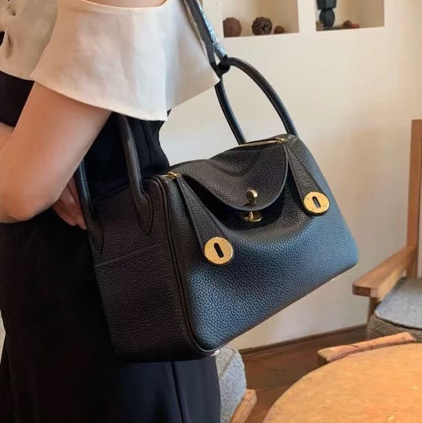 全新HERMES黑色金釦89 NOIR Lindy26肩背包-16