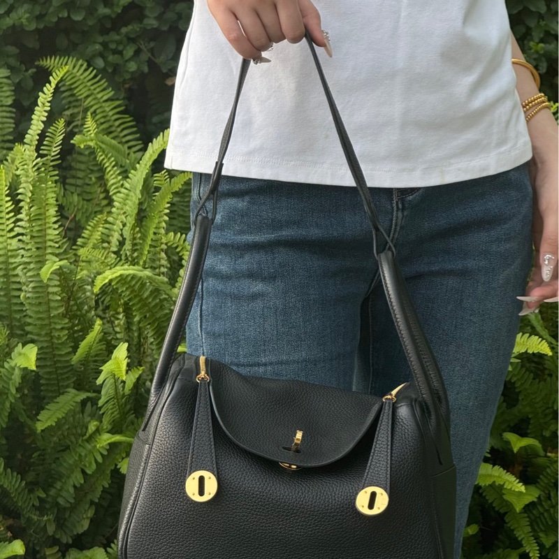 全新HERMES黑色金釦89 NOIR Lindy26肩背包-17
