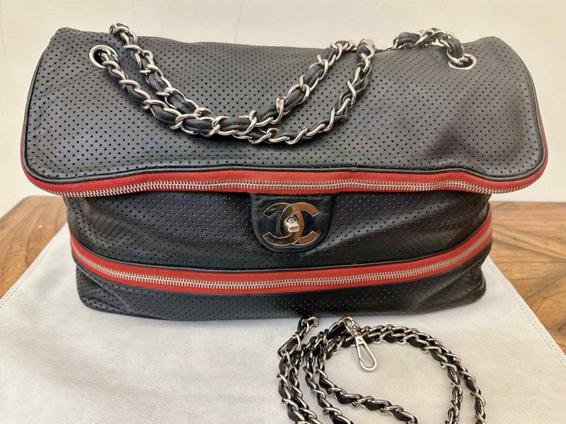 Chanel 牛皮洞洞季節款肩背包 #讓藏45800 #超甜 附上背帶也可以斜背 正常使用痕跡 #大容量超好用也輕 成色配色很美 又帥又颯 百-0