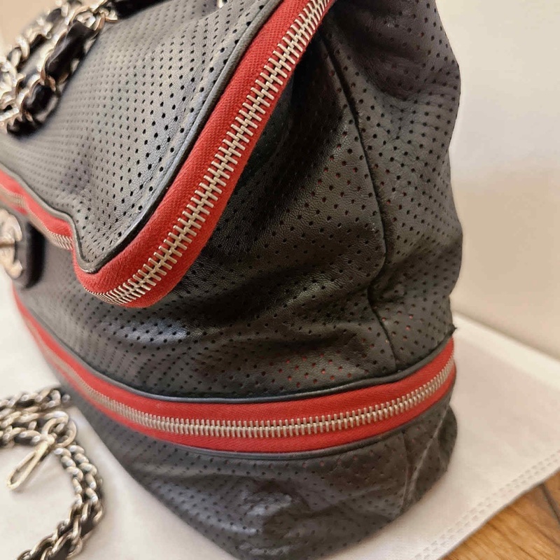 Chanel 牛皮洞洞季節款肩背包 #讓藏45800 #超甜 附上背帶也可以斜背 正常使用痕跡 #大容量超好用也輕 成色配色很美 又帥又颯 百-1