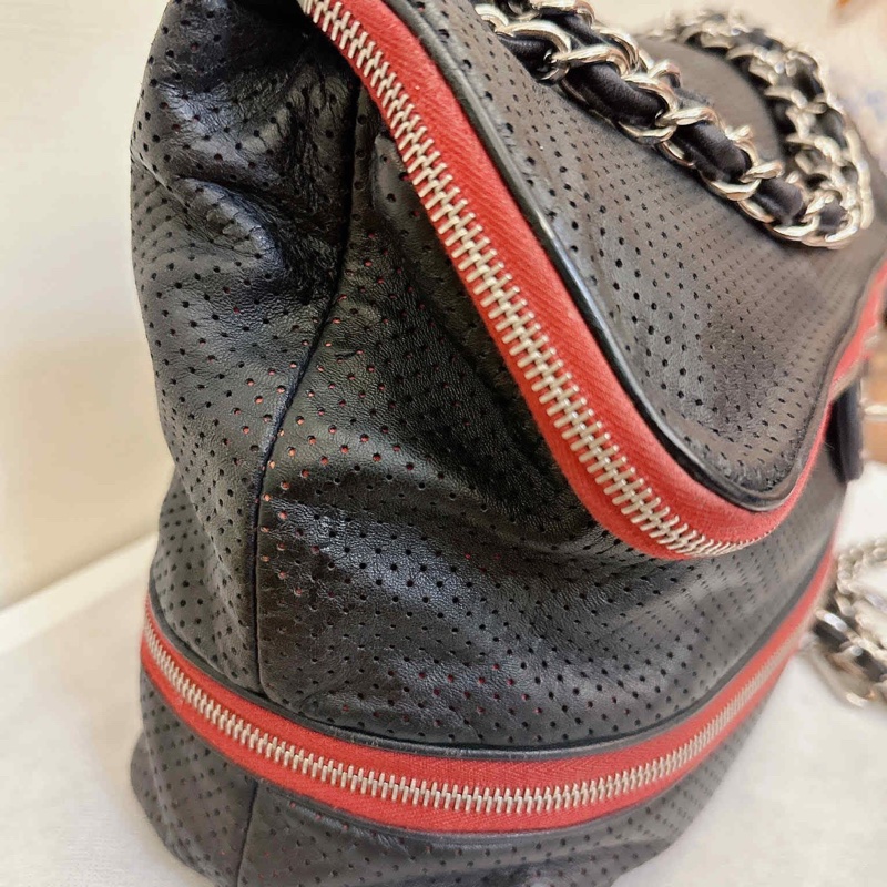 Chanel 牛皮洞洞季節款肩背包 #讓藏45800 #超甜 附上背帶也可以斜背 正常使用痕跡 #大容量超好用也輕 成色配色很美 又帥又颯 百-2