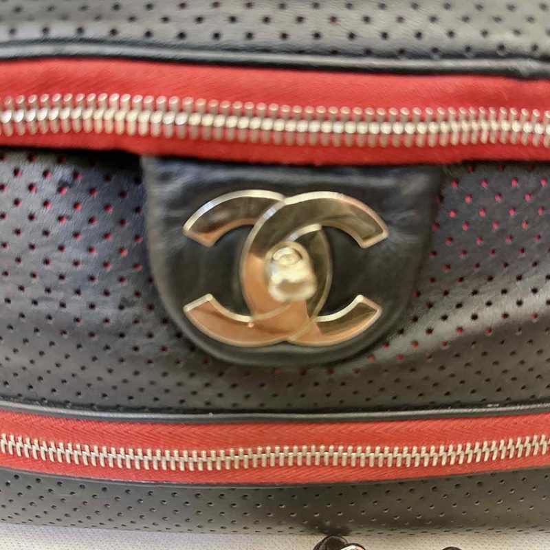 Chanel 牛皮洞洞季節款肩背包 #讓藏45800 #超甜 附上背帶也可以斜背 正常使用痕跡 #大容量超好用也輕 成色配色很美 又帥又颯 百-3