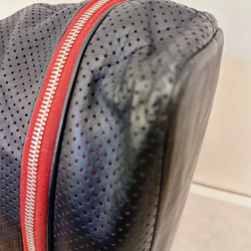 Chanel 牛皮洞洞季節款肩背包 #讓藏45800 #超甜 附上背帶也可以斜背 正常使用痕跡 #大容量超好用也輕 成色配色很美 又帥又颯 百-4