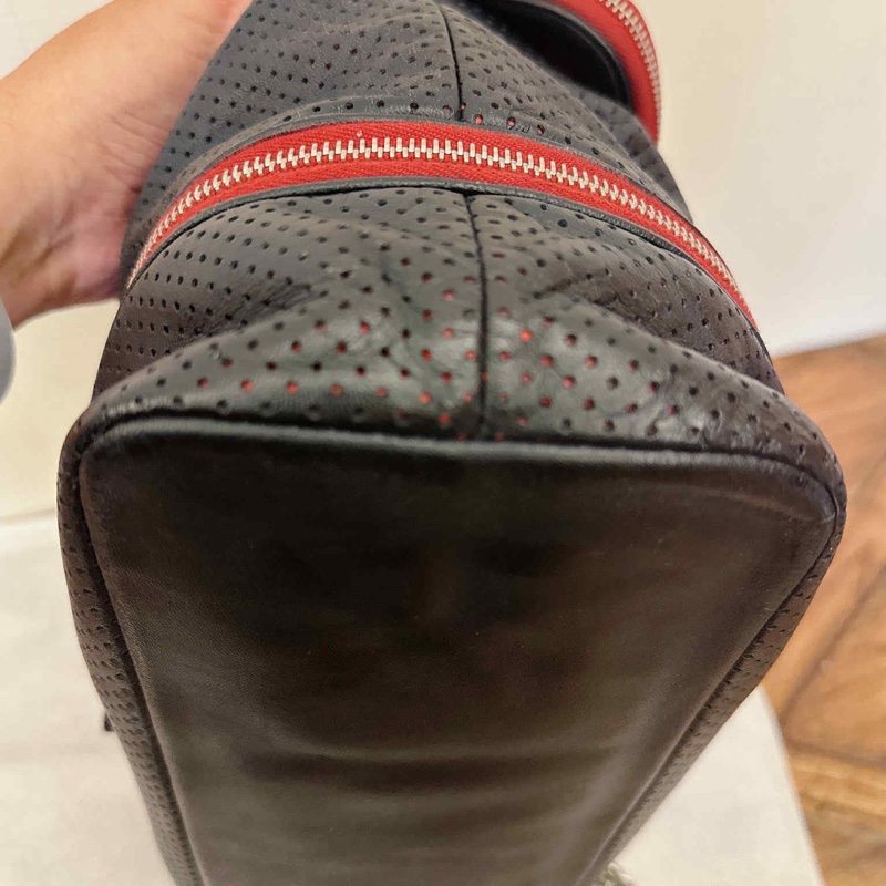 Chanel 牛皮洞洞季節款肩背包 #讓藏45800 #超甜 附上背帶也可以斜背 正常使用痕跡 #大容量超好用也輕 成色配色很美 又帥又颯 百-6