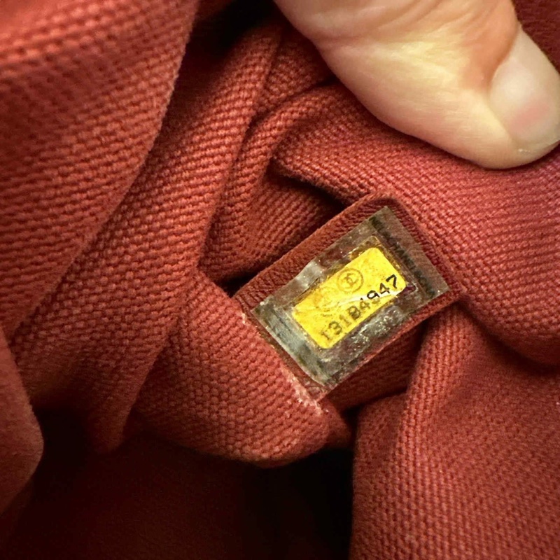 Chanel 牛皮洞洞季節款肩背包 #讓藏45800 #超甜 附上背帶也可以斜背 正常使用痕跡 #大容量超好用也輕 成色配色很美 又帥又颯 百-7