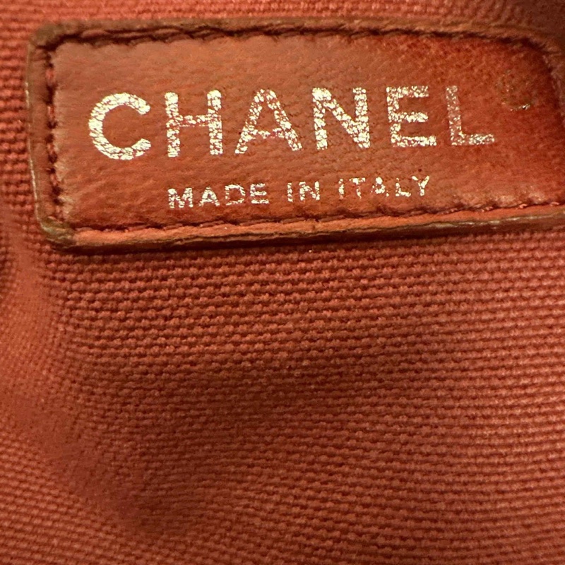 Chanel 牛皮洞洞季節款肩背包 #讓藏45800 #超甜 附上背帶也可以斜背 正常使用痕跡 #大容量超好用也輕 成色配色很美 又帥又颯 百-8