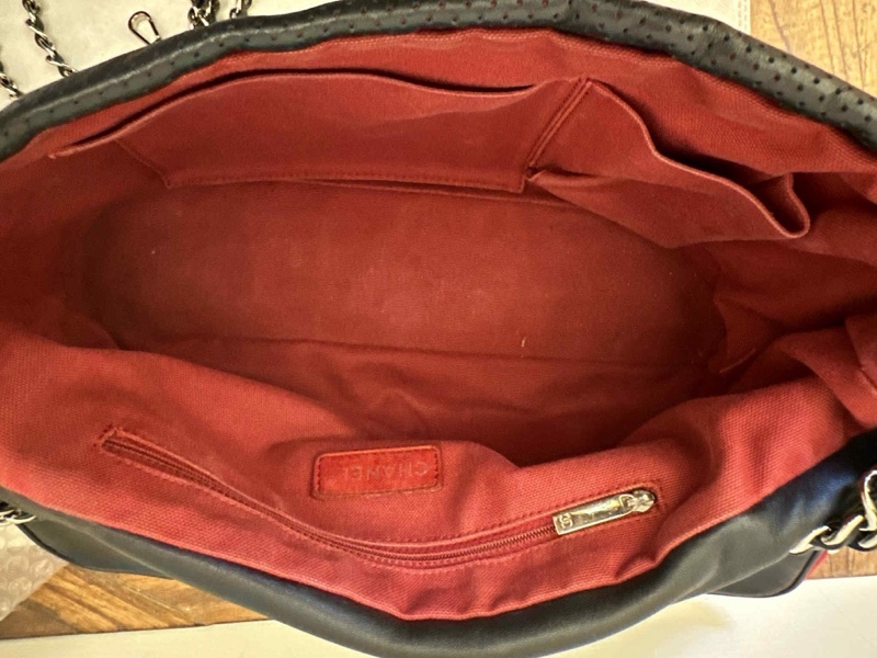 Chanel 牛皮洞洞季節款肩背包 #讓藏45800 #超甜 附上背帶也可以斜背 正常使用痕跡 #大容量超好用也輕 成色配色很美 又帥又颯 百-9