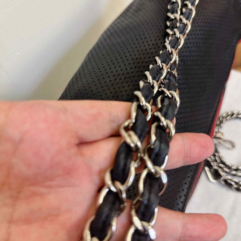 Chanel 牛皮洞洞季節款肩背包 #讓藏45800 #超甜 附上背帶也可以斜背 正常使用痕跡 #大容量超好用也輕 成色配色很美 又帥又颯 百-10