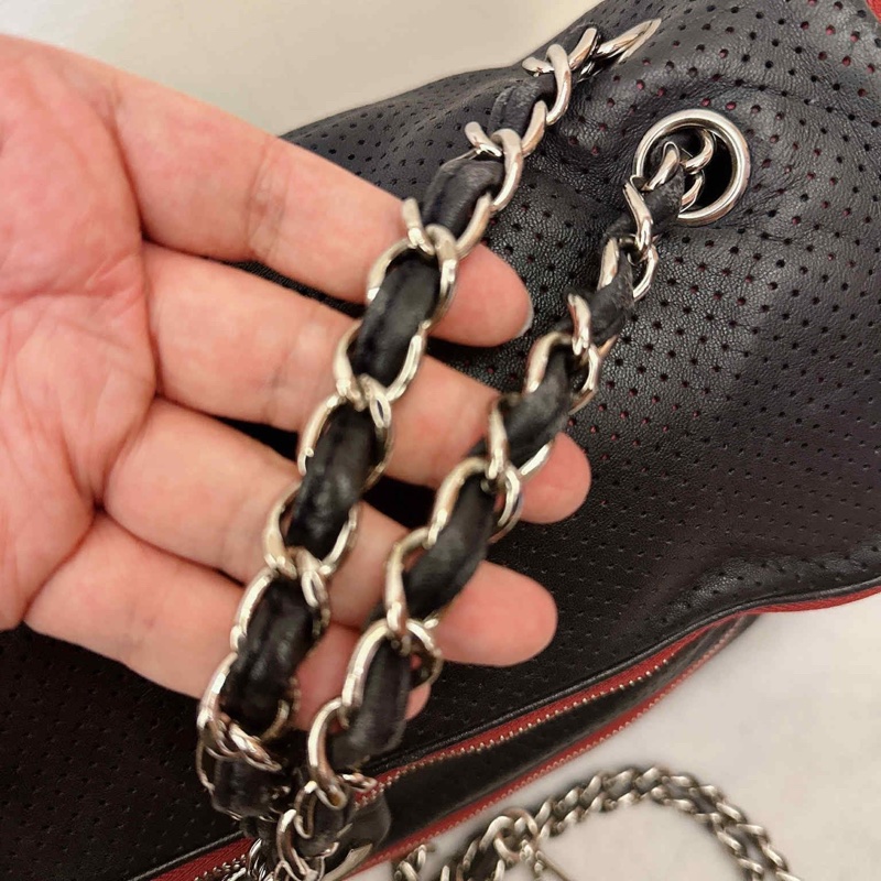 Chanel 牛皮洞洞季節款肩背包 #讓藏45800 #超甜 附上背帶也可以斜背 正常使用痕跡 #大容量超好用也輕 成色配色很美 又帥又颯 百-11