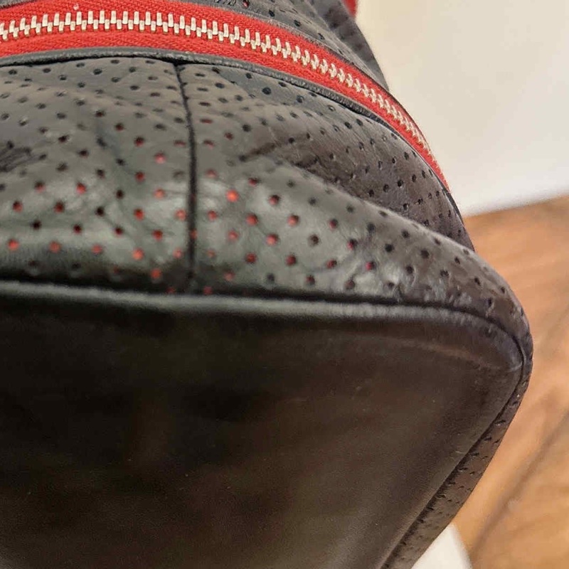 Chanel 牛皮洞洞季節款肩背包 #讓藏45800 #超甜 附上背帶也可以斜背 正常使用痕跡 #大容量超好用也輕 成色配色很美 又帥又颯 百-13