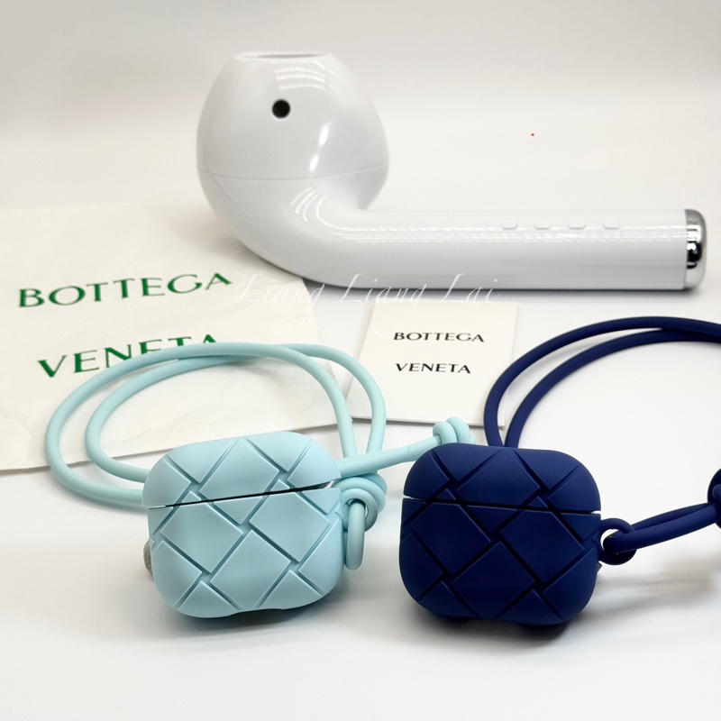 BOTTEGA VENETA BV 寶緹嘉 橡膠壓紋Airpods耳機套|耳機殼(深藍色)-1