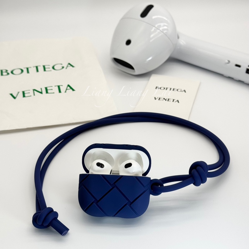 BOTTEGA VENETA BV 寶緹嘉 橡膠壓紋Airpods耳機套|耳機殼(深藍色)-3