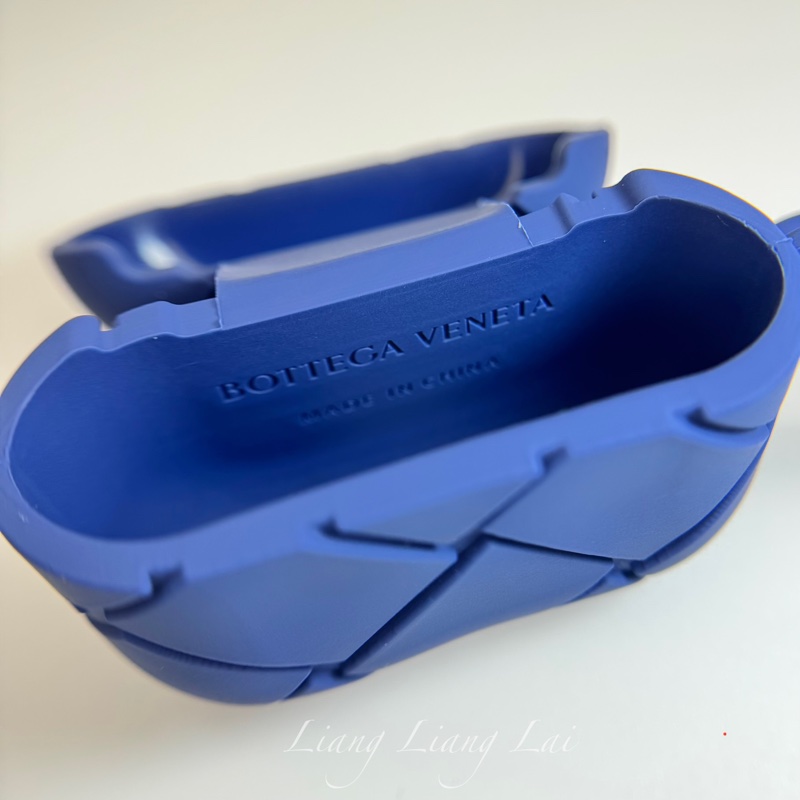 BOTTEGA VENETA BV 寶緹嘉 橡膠壓紋Airpods耳機套|耳機殼(深藍色)-4