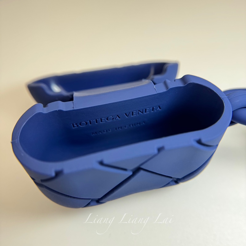 BOTTEGA VENETA BV 寶緹嘉 橡膠壓紋Airpods耳機套|耳機殼(深藍色)-7