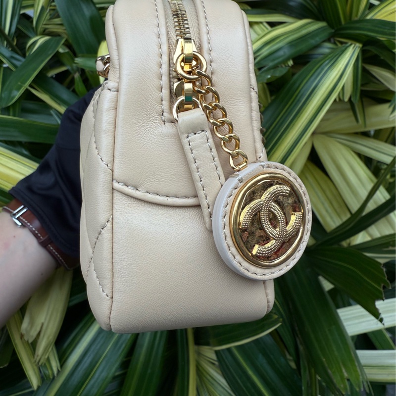 近新CHANEL米色小羊皮金釦金幣雙鏈兩用相機包AS5190-17