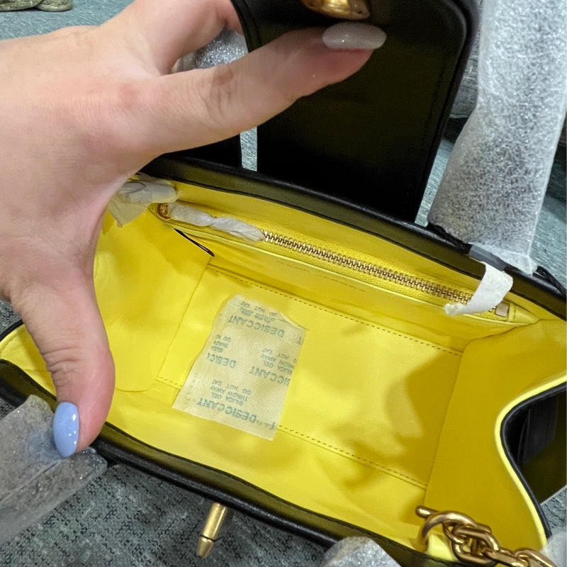 MJ 專櫃款 旋轉鈕壓印完整字黑色紙袋包-手提/鏈條2用(皮革款)-2