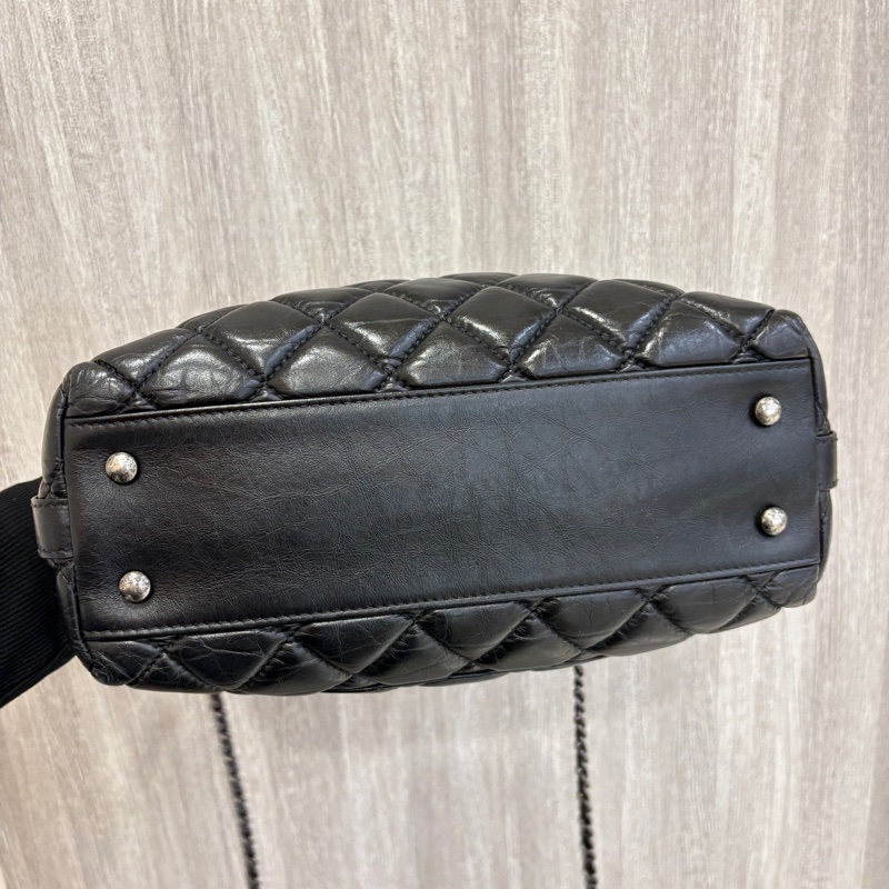 Chanel 黑油蠟牛皮復古銀扣手提斜背包-4