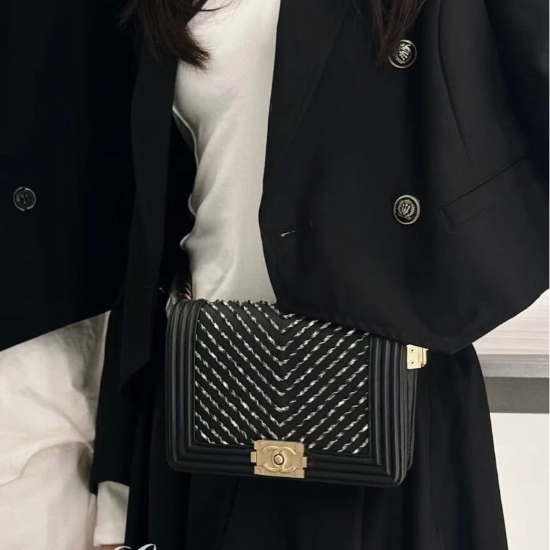 近新平台最低價限量款全配✨ CHANEL 香奈兒 boy限量款黑色牛皮繩皮編織金鍊金釦BOY 25 肩背包 斜背包 兩用包-10