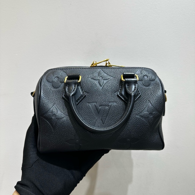 帶票💥 LV/路易威登 Speedy20 黑色壓花枕頭包-2