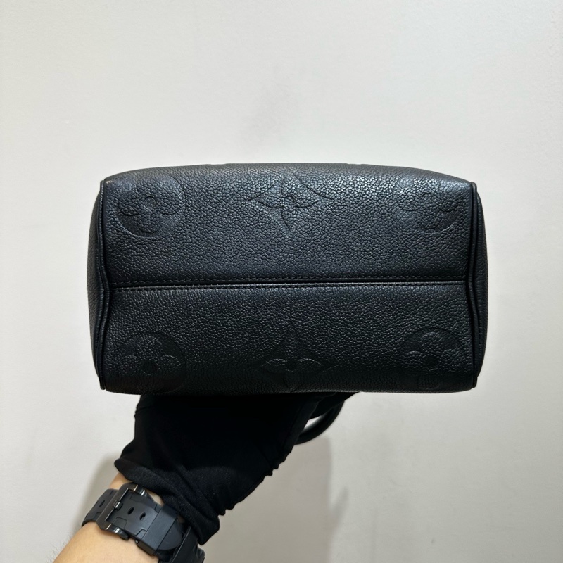 帶票💥 LV/路易威登 Speedy20 黑色壓花枕頭包-3