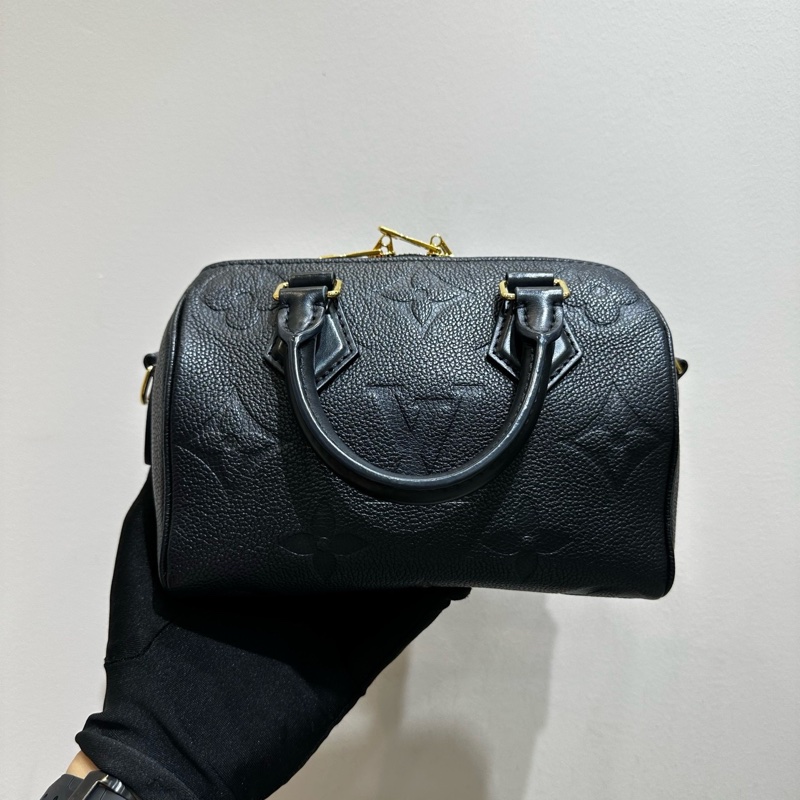 帶票💥 LV/路易威登 Speedy20 黑色壓花枕頭包-5
