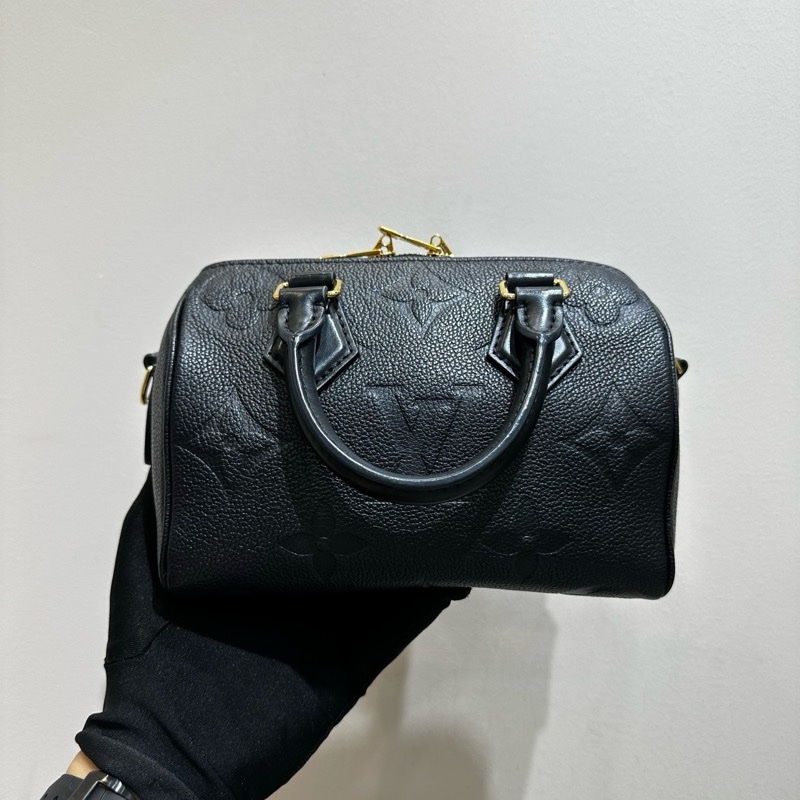 帶票💥 LV/路易威登 Speedy20 黑色壓花枕頭包-6